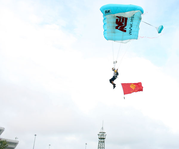 Sibu BASE Jump 2009 Gary Cunningham with Wisma Sanyan Flag